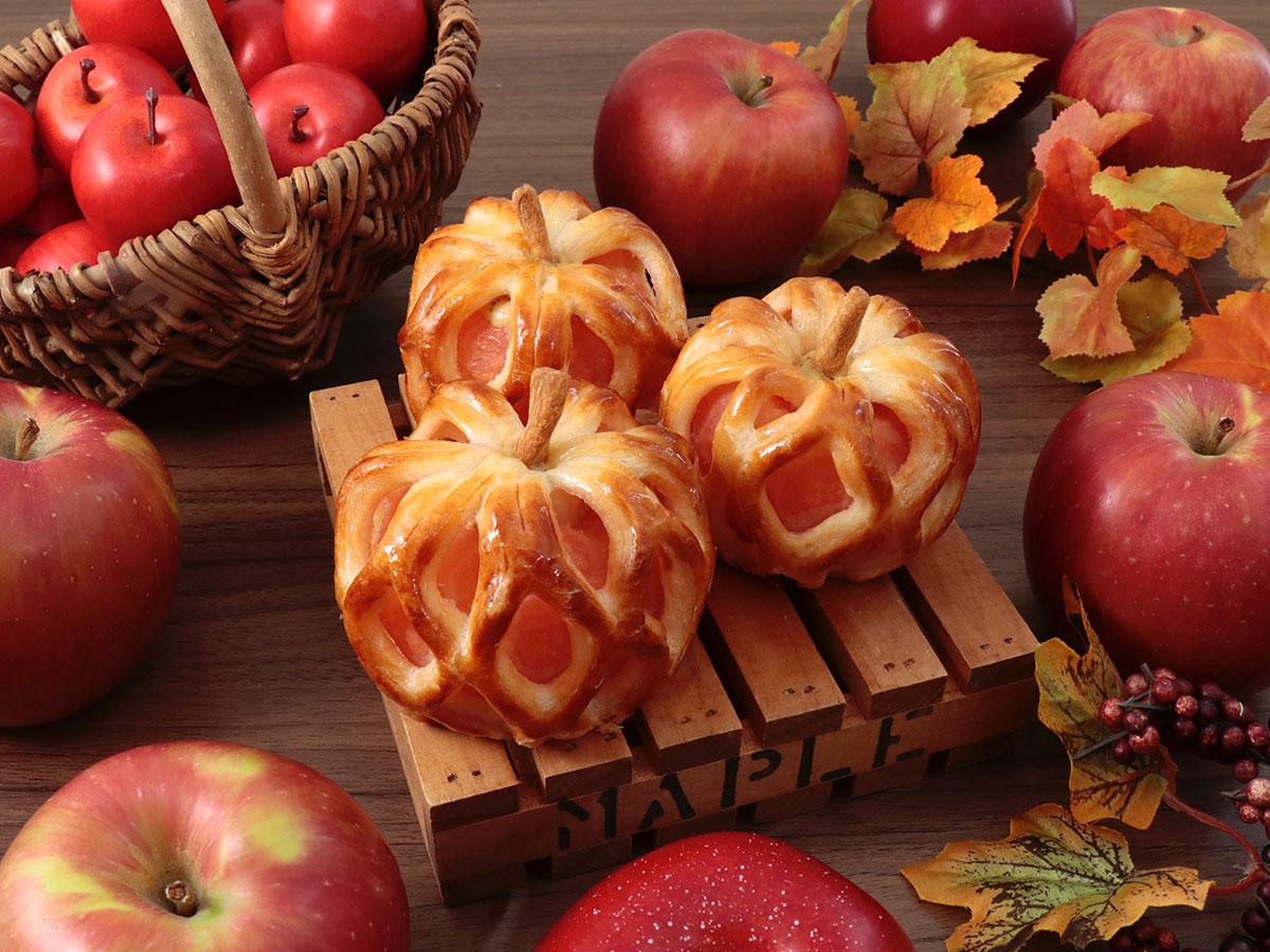 紅玉りんごを丸ごと一個使用した焼きたてアップルパイが食べられる 