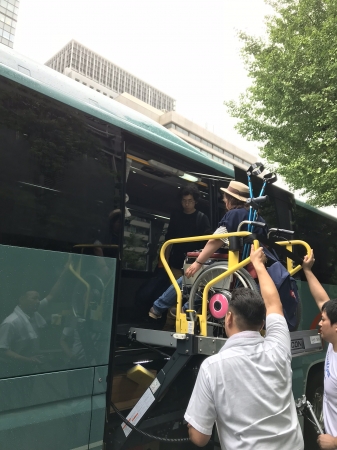 福祉バスに乗車する車いすユーザー