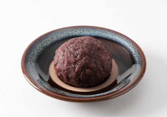 北海道産あずき100%使用で甘さ控えめの餡子ともち米の絶妙なバランスが特徴。「資さんうどん」のぼた餅