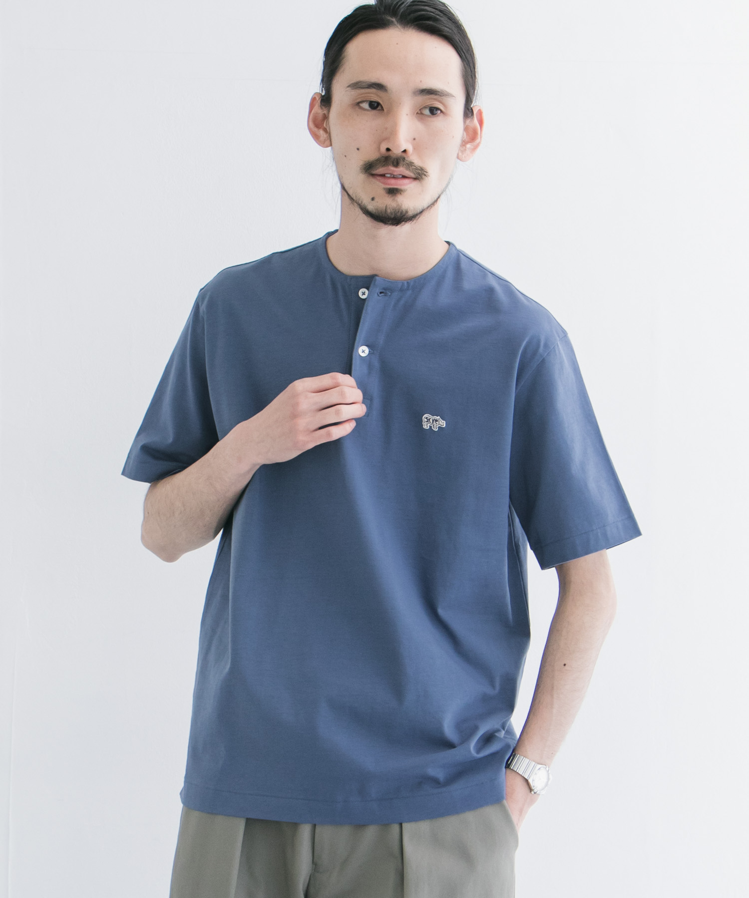毎シーズン、好評の〈SCYE BASICS〉とのコラボレーション。 2020夏は、一から構築したヘンリーネックTシャツをリリース