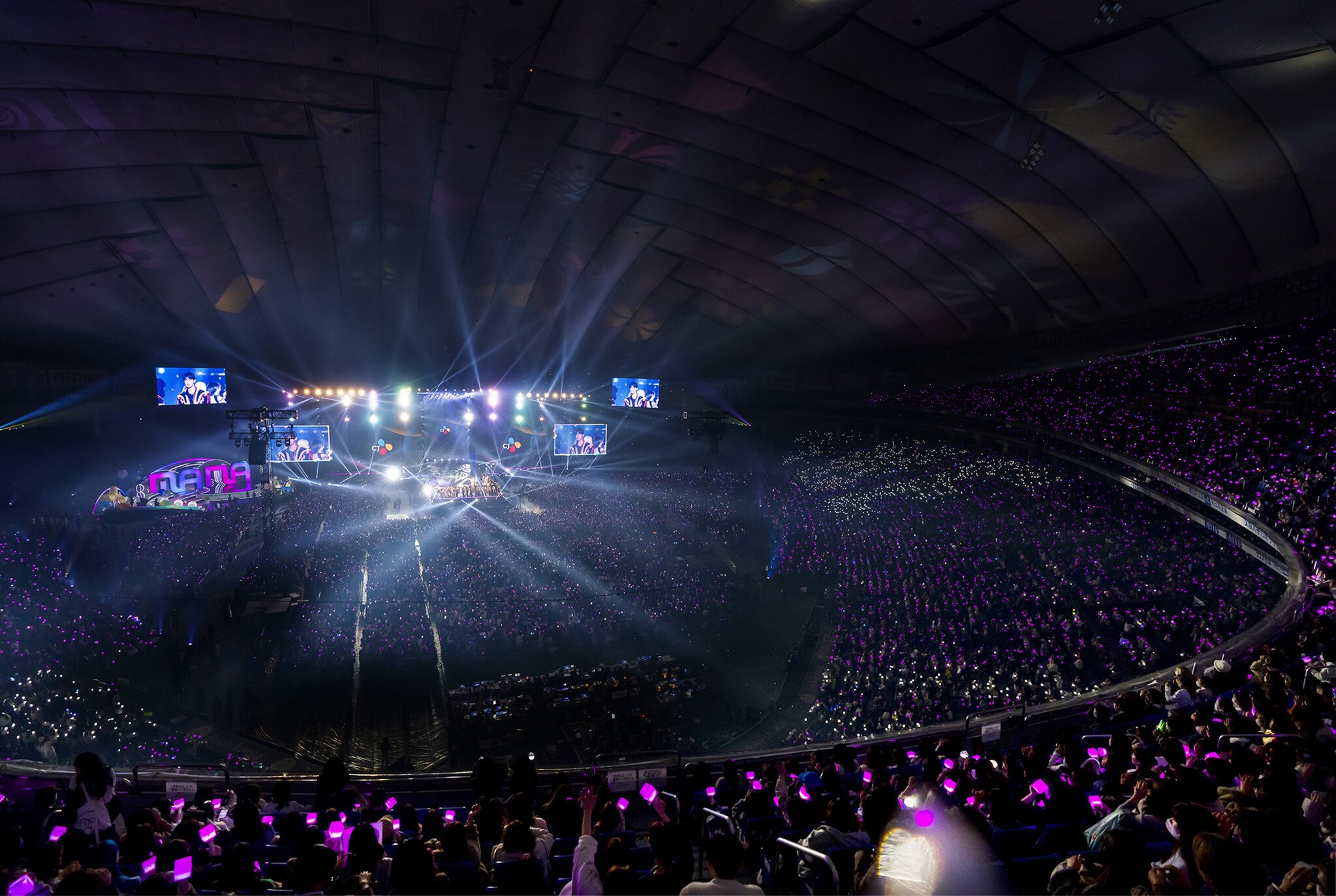 ‘2023 MAMA AWARDS’ 도쿄돔의 빛으로 가득 찬 8만 관객과 전 세계 200여개 지역 K-POP 관객이 하나로 뭉친다 |  엠넷 보도자료