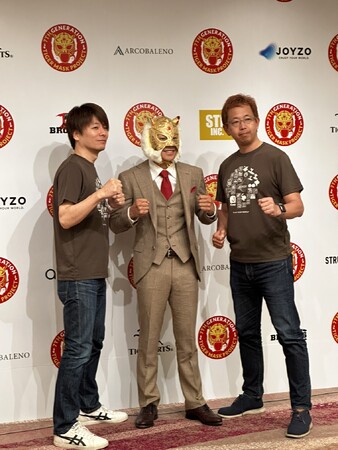 7代目タイガーマスクプロジェクト記者発表会における武尊氏（中央）とジョイゾー四宮靖隆（右）