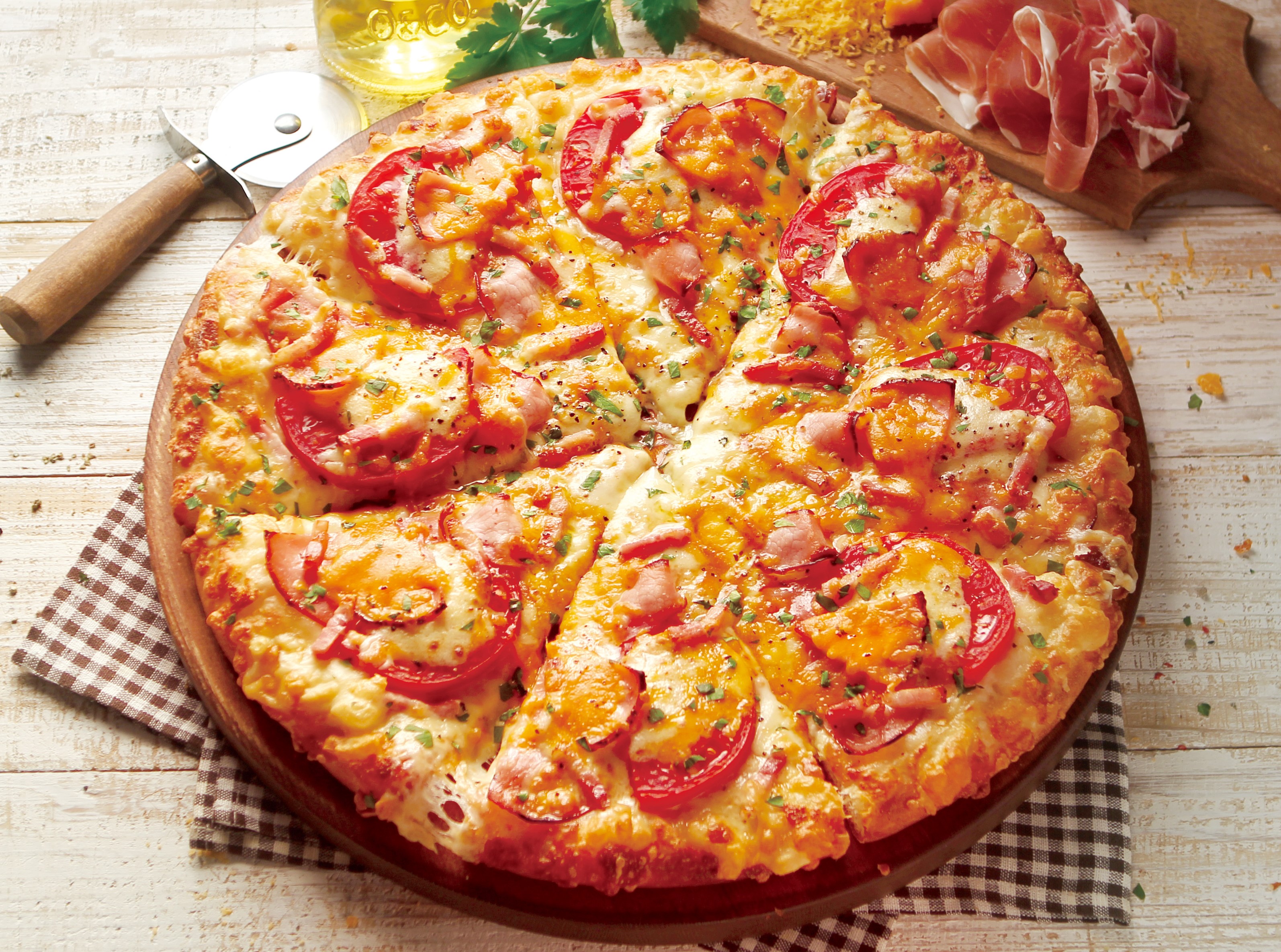 【疑問】「ピザパン」や「ピザトースト」を見るに、どうやら「ピザ」とはトマトソースとチーズをベースに具材を加えたものらしい いまどきバイク