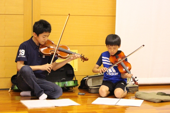 子どもたち同士で教え合うエルシステマの音楽(c)FESH2019