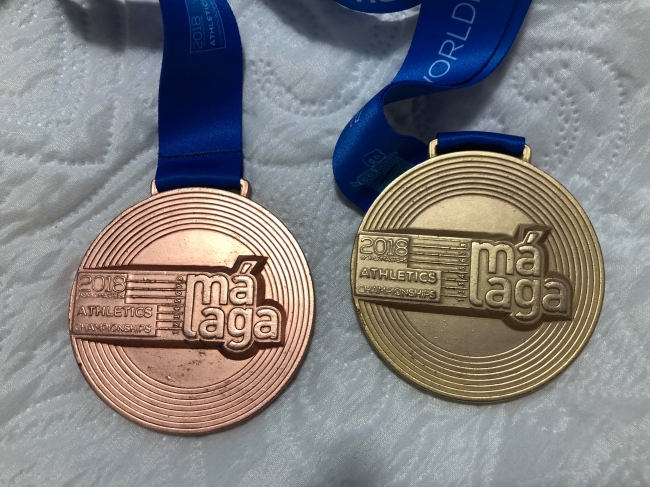 右：４×１００mリレー金メダル　左：個人１００ｍ銅メダル