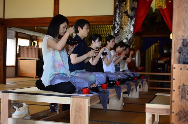 禅の食事法である行鉢が体験できる日本でも数少ない禅寺での体験。