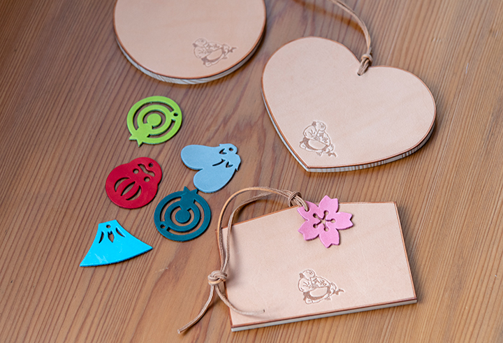 ハート形や円形の革製絵馬に、2020年の願い事を刻み込みましょう。受験生へのプレゼントにも喜ばれる、レザーブランド「創悦」がワークショップを開催。