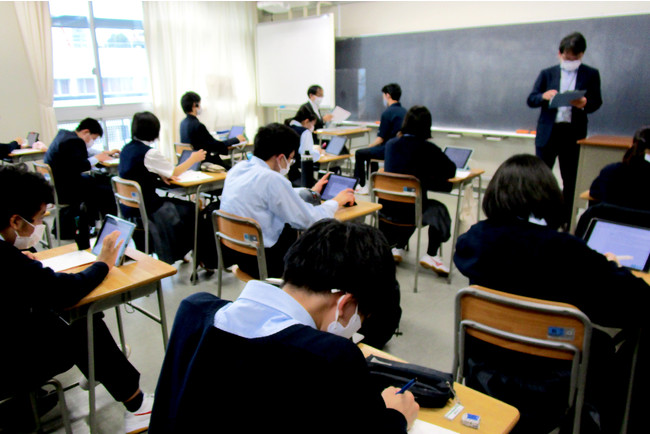 写真＝atama＋を活用した学習・コーチング風景、提供＝私立岩倉高等学校