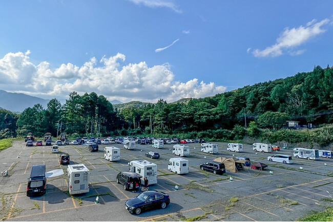 「NEW ACOUSTIC CAMP 2024」で動くホテルとして利活用されたキャンピングカー（群馬県）