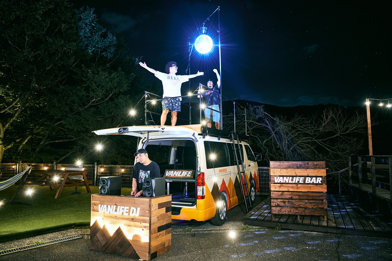 Djブースにミラーボールまでワンセット 誰でもどこでもdjが楽しめる Vanlife Dj Car カーシェア開始 Carstay株式会社のプレスリリース