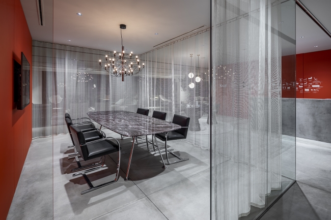 カンファレンスルームはピエロ・リッソーニデザインの新作グラスホッパーテーブルが展示。