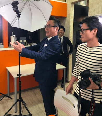 社長自ら、撮影。小塚氏とほがらかな雰囲気でインタビューは進んだ。