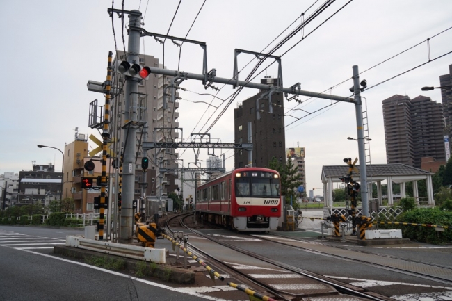 北品川駅から品川駅へ京急線が向かっている様子