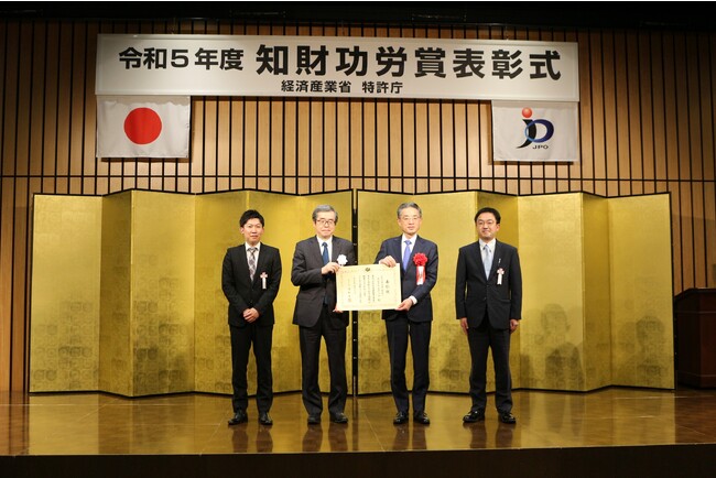 濱野特許庁長官(中央左) と弊社代表取締役社長 小澤 素生(中央右) 濱野特許庁長官(中央左) と弊社代表取締役社長 小澤 素生(中央右)