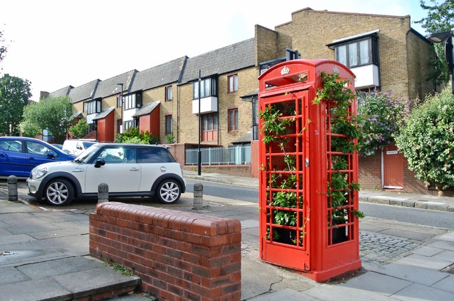 かつての街のシンボル「赤い電話ボックス」。アートや図書館、小さなお店として再利用されている