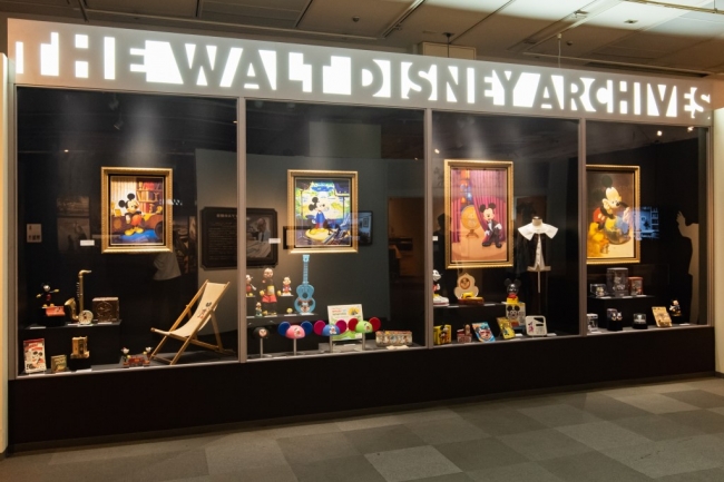 ウォルト・ディズニー・アーカイブスのロビーにある 巨大なショーケースを再現。 ショーケース内は「ミッキーマウス スクリーンデビュー90周年」を記念した特別な展示内容に。©Disney