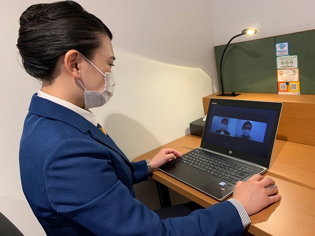 出場者は勤務先のホテルの客室で演技