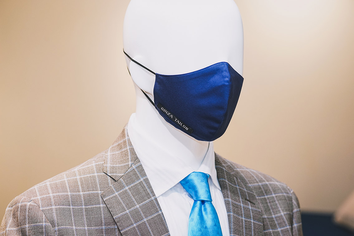 新しい日常でスーツスタイルに差がつくマスク スーツのコーディネートにマッチするマスク を テーラーリング技術を活かし 一点ずつ職人が製作した快適なフィット感と美しいフォルムのビスポークマスク 株式会社銀座テーラーグループのプレスリリース