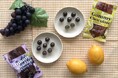 あなたはどっち派？果汁入りのグミをチョコレートでコーティングした「グミチョコレート　ぶどう」、「グミチョコレート　レモン」を2024年7月15日（月）より期間限定で販売開始いたします。