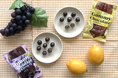グミ好き、チョコレート好き必見!果汁入りのグミをチョコレートでコーティングした「グミチョコレート ぶどう」、「グミチョコレート レモン」を2024年12月9日(月)より期間限定で再発売いたします。