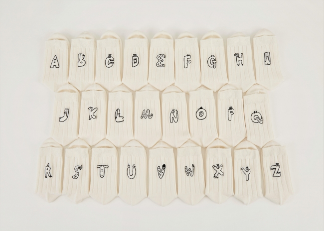 長場雄さん描き下ろしのアルファベット26文字が刺繍ソックスに タビオ株式会社のプレスリリース