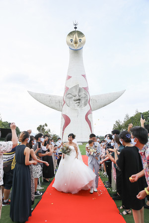 大阪 万博記念公園内 迎賓館 設立50周年記念企画 太陽の塔wedding 開催レポート 大阪府広報担当副知事 もずやん が駆けつけふたりを祝福 株式会社プラネットワークのプレスリリース