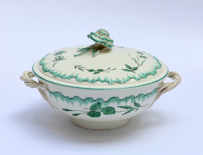 ウェッジウッド　蓋付き深皿（クイーンズウェア）　1765-70年　クリームウェア（陶器）、エナメル彩　個人蔵　Photo Michael Whiteway