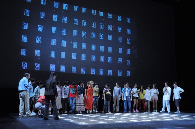 _多文化共生プロジェクト2012公演『顔／ペルソナ』より（会場：可児市総合文化センターala・小劇場