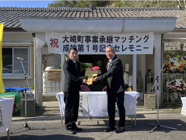 左：承継者の純浦幸平さん、右：高井田養魚場店主 牧之瀬幸夫さん