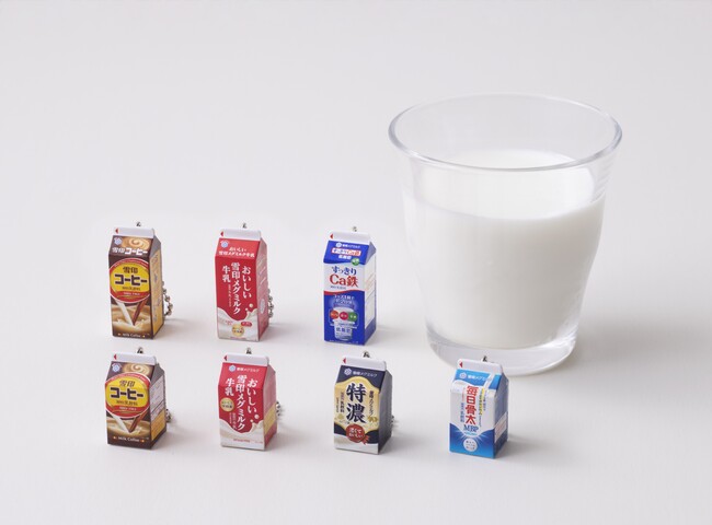 『雪汁時メグミルク ミニチュアチャーム～パック飲料シリーズ～』　（1回200円・税10％込、全7種）2022年10月上旬より順次発売