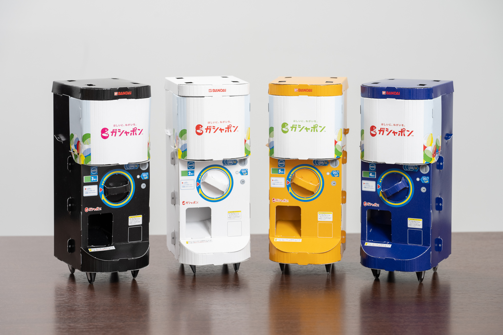 つくって まわして つなげて楽しめる 自分で組み立てる 高さ約 2 の オール紙製 ガシャポン自販機 ガシャポンペーパークラフト ガシャポンステーション 株式会社バンダイのプレスリリース つくって まわして つなげて楽しめる 自分で組み立てる 高さ約 2 の オール紙製 ガシャポン自販機 ガシャポンペーパークラフト ガシャポンステーション 株式会社バンダイのプレスリリース
