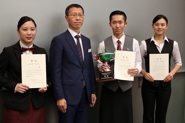 HRSサービスコンクール2020　校内代表者　伊藤さん（左から3番目）、佐藤さん（左から4番目）、石井さん（左）