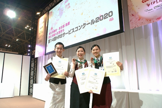 左から、敢闘賞受賞の伊藤さん、金賞・厚生労働大臣賞受賞の石井さん、銅賞受賞の佐藤さん