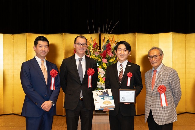 マンダリンオリエンタル東京　料飲部長　内坂徹様（左）、グランド ハイアット 東京　総支配人　ロス クーパー様（左から2番目）より副賞が贈られました