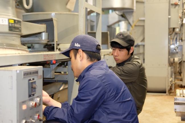 大河内北工場にて　写真左：執行役員COO水野　右：百姓池崎