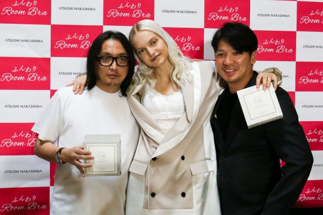 左：ATSUSHI NAKASHIMA　中央：Ellen ふんわりルームブラ着用モデル　右：代表取締役　瀬出井亮