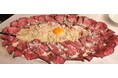 インフルエンサー絶賛!映えるだけじゃない、旨さも最強の「デカ盛り肉ボナーラ」