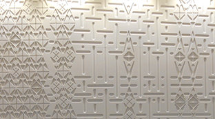 博多織をイメージしたエスカレーターの壁面
