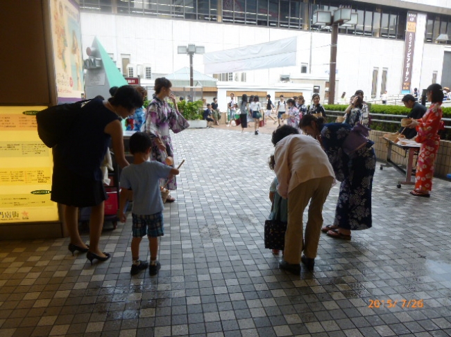 昨年の打ち水イベントの様子