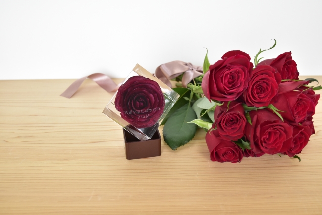 美しいまま透明保存 プロポーズのバラの花束を半永久的に保存加工 クリスタルフラワー 新商品登場 シンフラワー 株式会社のプレスリリース