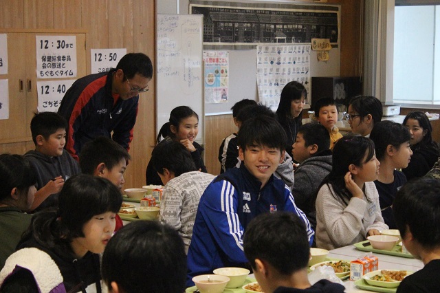 本間至恩選手が村上市立神納東小学校を訪問 株式会社アルビレックス新潟のプレスリリース