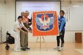国立病院機構 西新潟中央病院がアルビレックス新潟に折鶴で制作したクラブエンブレムを寄贈