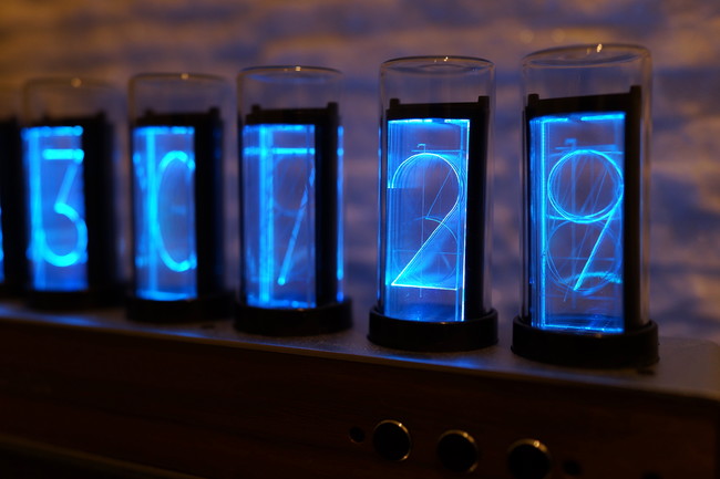 電源はUSBケーブルギクシークロック GIXIE CLOCK AZUREST