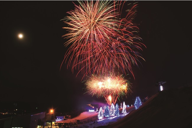 真冬のゲレンデに大輪の花火が打ちあがる「ダイナ大花火祭り」