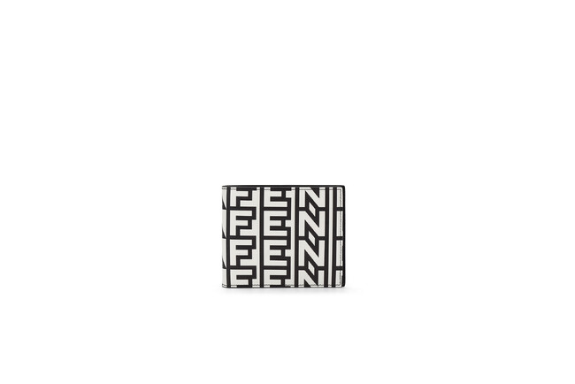 「フェンディ ローマ」二つ折り財布 ￥69,300（レザー製／H9.6 W10.5 D1.5cm） ※税込み価格