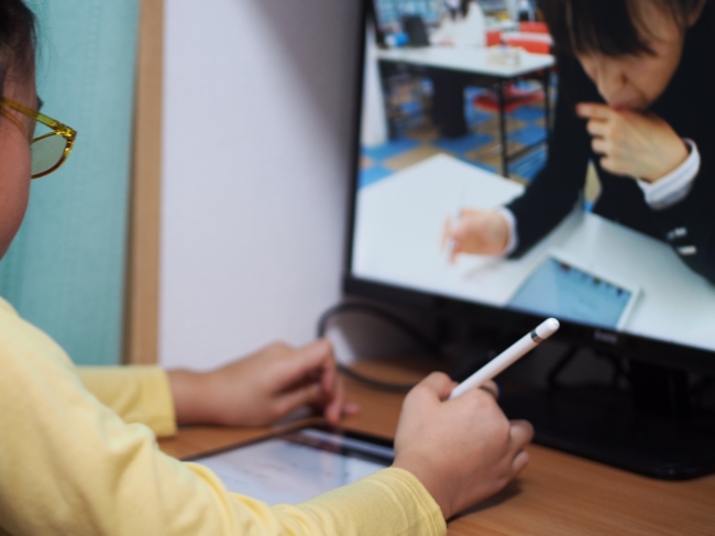 テレビ電話とタブレットで授業を行います