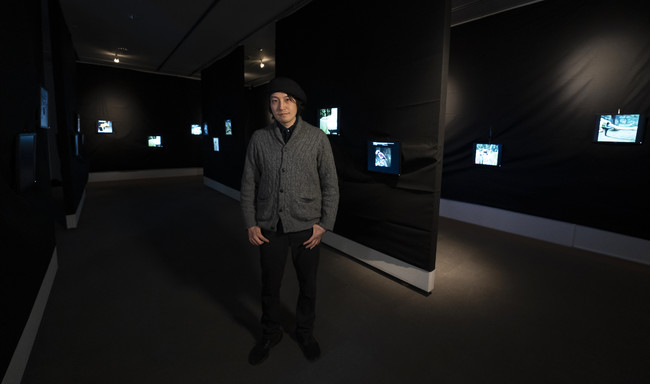 個展会場にて、窪田望と「AIによって描かれた絵画」