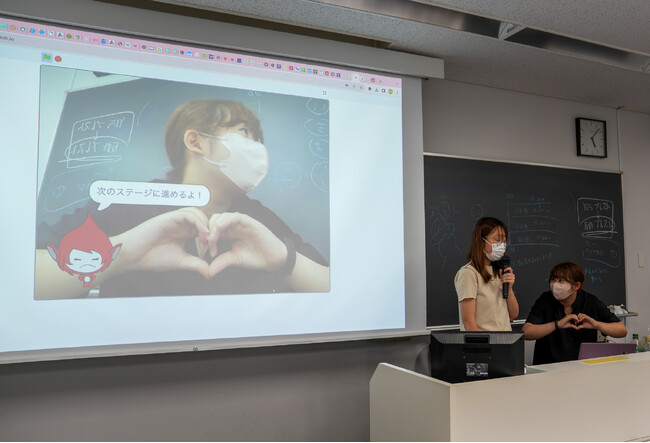 講義にて、学生がポーズ認識AIをつかったアトラクションを実演する様子