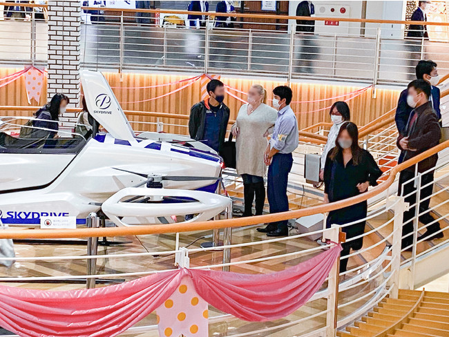 2021年10月22日に天保山マーケットプレースにて行われた空飛ぶクルマ展示機「SD-03」と周辺技術等の展示見学の様子１