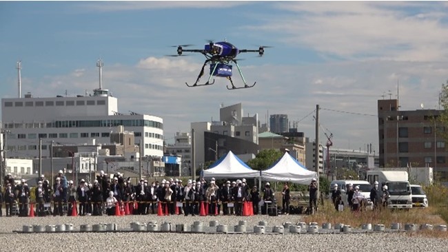 2021年10月22日に大阪港中央突堤にて行われたドローンによる海上飛行の見学の様子
